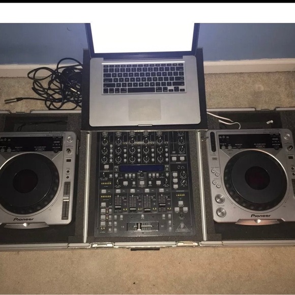 Pioneer 2 CDj 800 And Behringer DDM4000 5-Channel DJ Mixer And Wheels Odsey Case - Picture 12 of 12